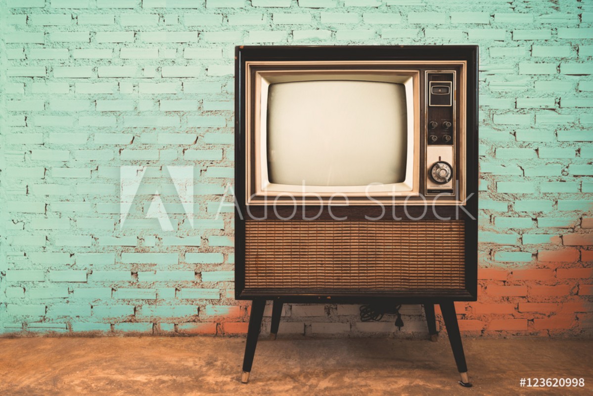 Afbeeldingen van Retro old television in vintage wall pastel color background